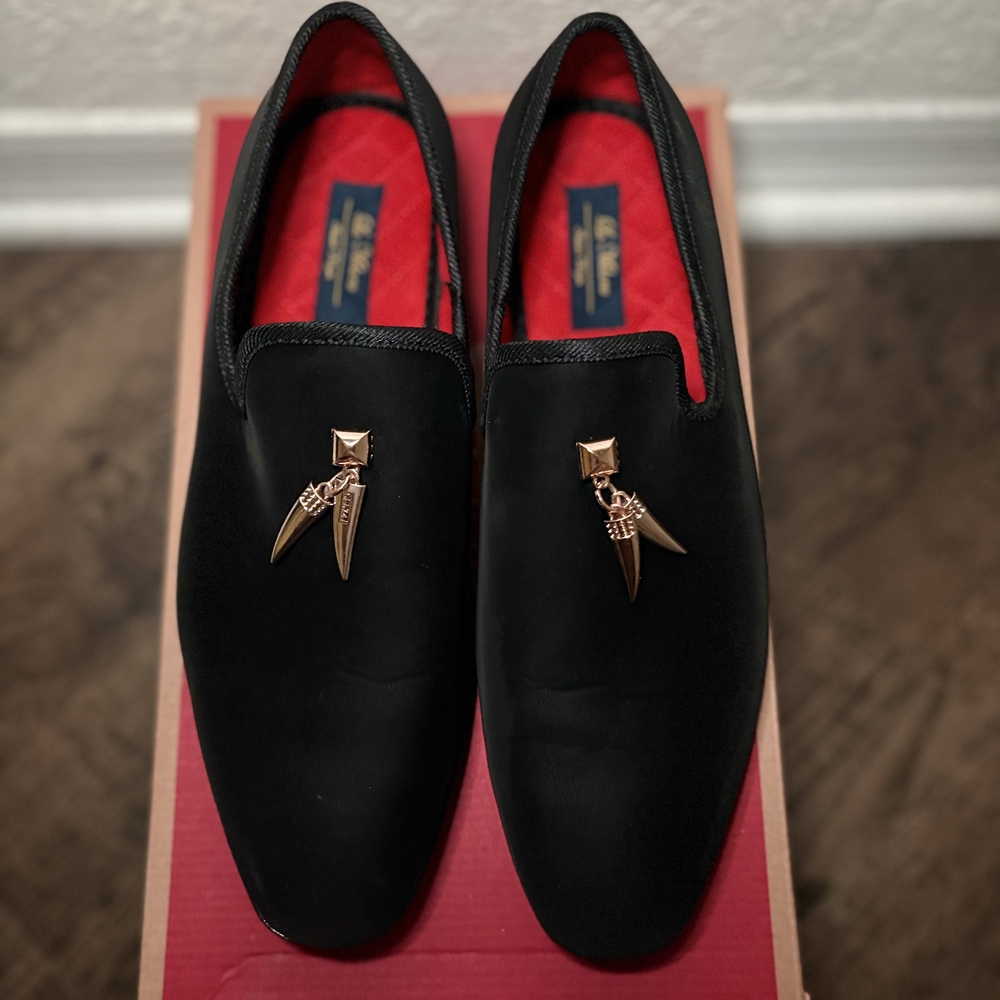 Sophisticated Black Men's Loafers with Gold Accents